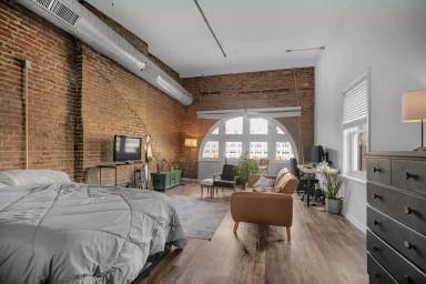 Main picture of 402 Broadway