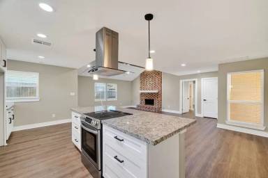 Main picture of 2103 Woodway Dr