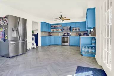 Main picture of 2225 W Country Club Rd