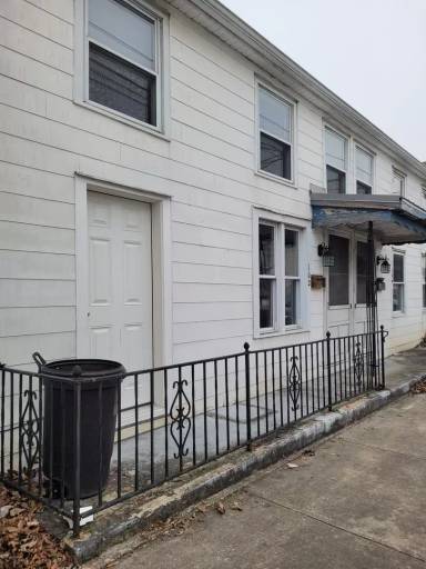 Main picture of 102 N Penn St