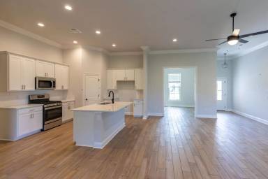 Main picture of 406 Blanchard Loop