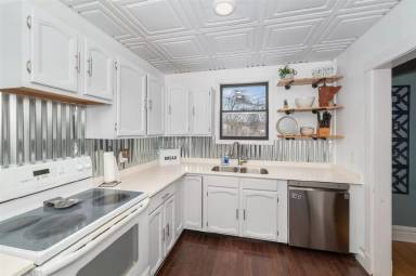 Main picture of 920 N 13th Ave E