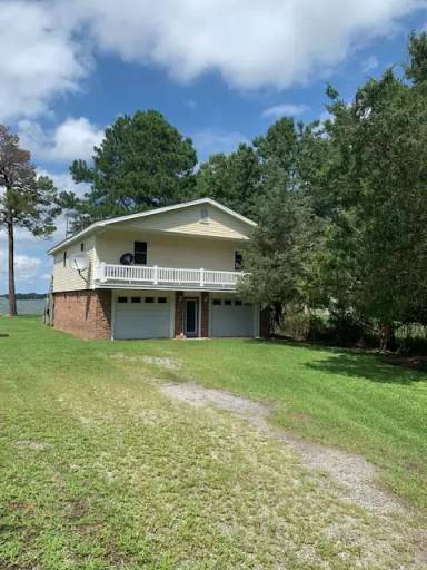 Main picture of 100 River Shore Dr