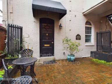 Main picture of 406 W Franklin St