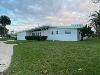 Main picture of 425 Riverside Dr