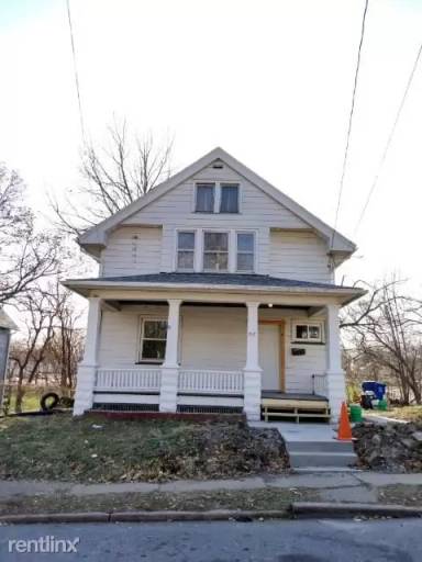 Main picture of 715 W 11th St