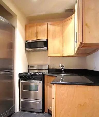 Main picture of 422 E 9th St