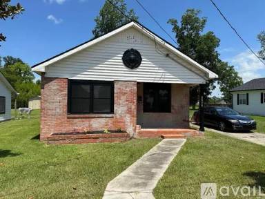 Main picture of 2529 Lake St