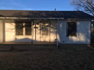 Main picture of 2018 Oak Dr