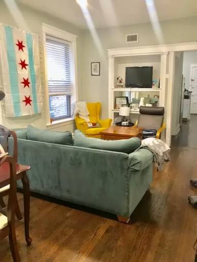 Main picture of 910 W Addison St