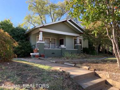 Main picture of 940 Sayles Blvd