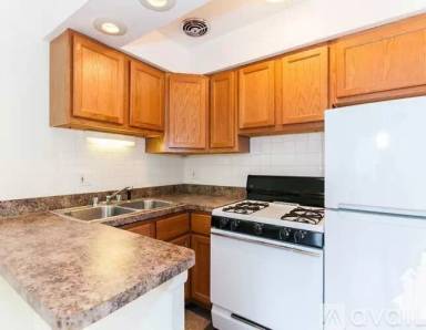 Main picture of 540 W Roscoe St