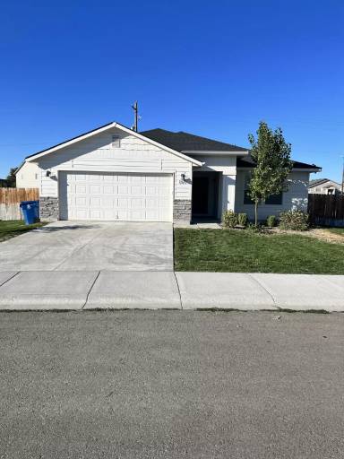 Main picture of 860 SW Lago St