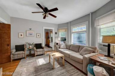 Main picture of 1033 28th Ave NE