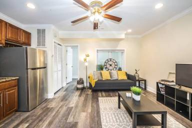 Main picture of 1721 Capitol Ave NE