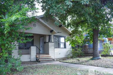 Main picture of 2246 E Houston St