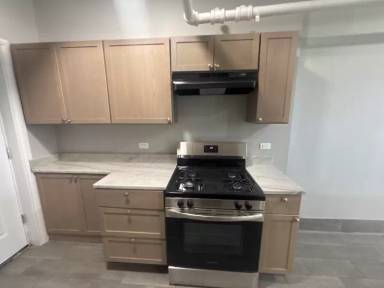 Main picture of 654 E 81st St