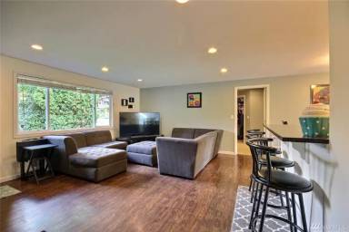 Main picture of 810 216th St SW