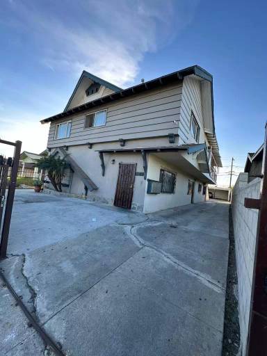 Main picture of 1240 W 90th St