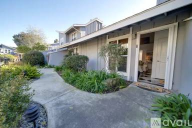 Main picture of 345 University Dr