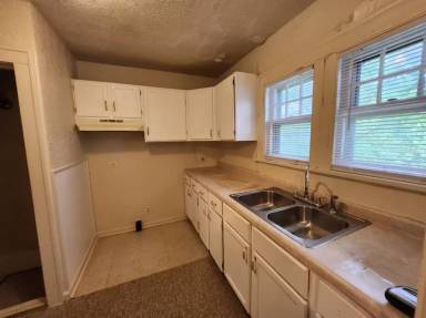 Main picture of 1650 N Maple Ave