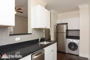Main picture of 724 W Roscoe St