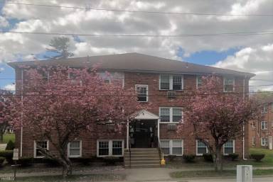 Main picture of 4 Carriage Hill Rd
