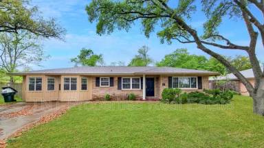 Main picture of 1213 Boswell St