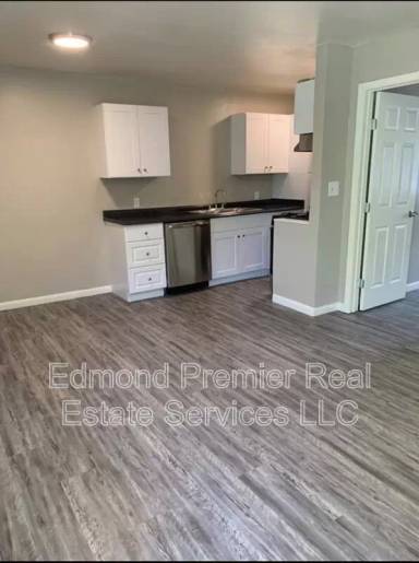 Main picture of 207 E Hurd St