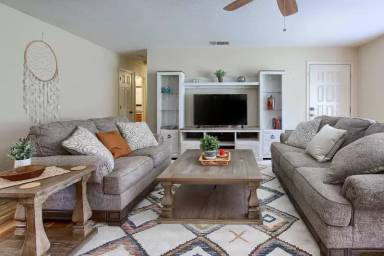 Main picture of 2410 Coachman Rd