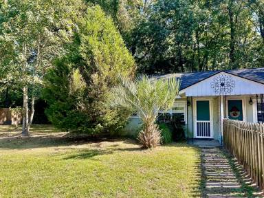 Main picture of 490 Woodland Shores Rd