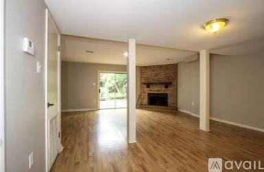 Main picture of 19 Hickory Knl