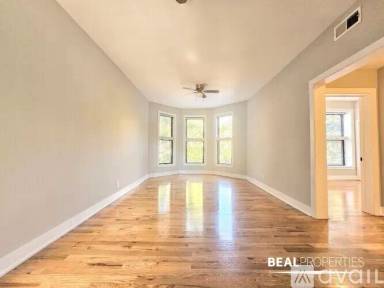 Main picture of 627 W Oakdale Ave