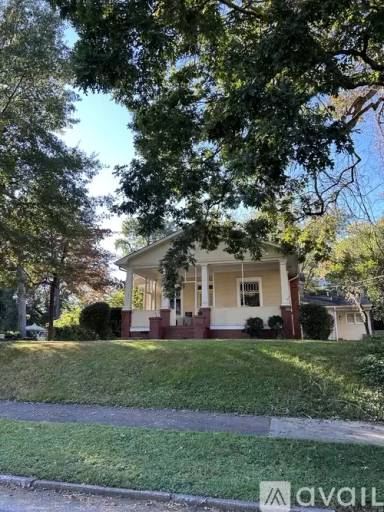 Main picture of 220 Forest Ave NE