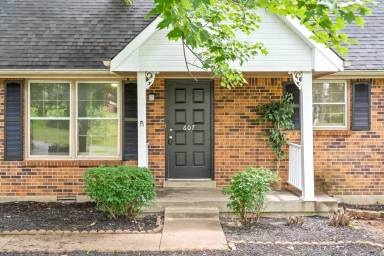 Main picture of 607 Bay Ln