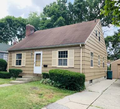 Main picture of 1009 W Grand River Ave
