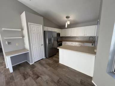 Main picture of 910 N Swan Dr
