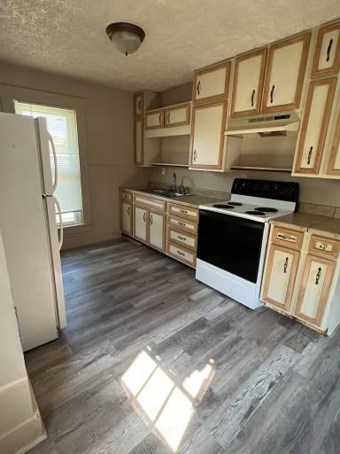 Main picture of 128 N River St