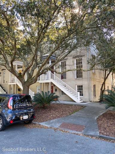 Main picture of 215 W Hall St