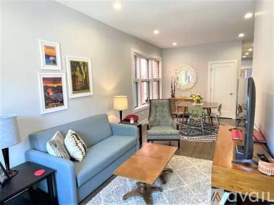 Main picture of 1455 W Farragut Ave