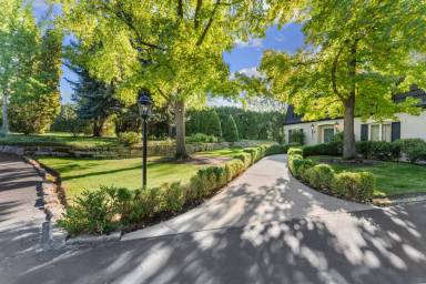 Main picture of 990 W Parkhill Dr