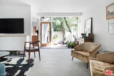 Main picture of 921 N Beverly Glen Blvd