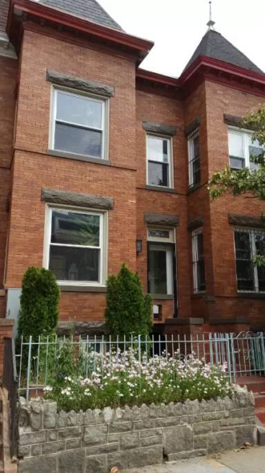 Main picture of 909 Monroe St NW