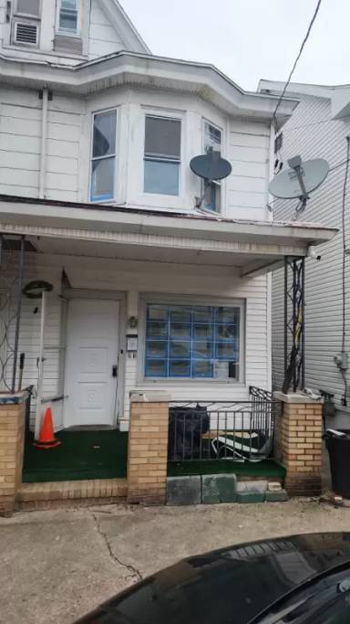 Main picture of 441 W 6th St