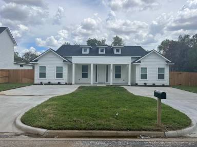 Main picture of 206 Gilchrist Ave