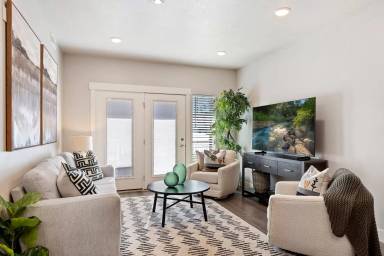 Main picture of 3433 Washington Blvd