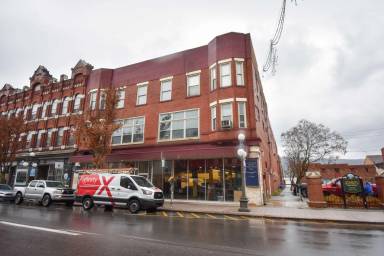 Main picture of 124 1/2 E Main St