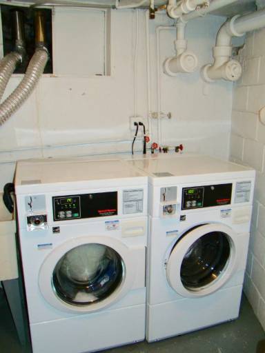 Main picture of 526 W Roscoe St