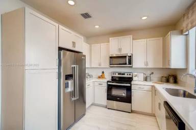 Main picture of 2467 SE 10th St