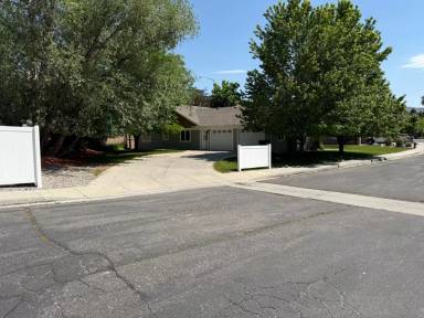 Main picture of 230 River Pl